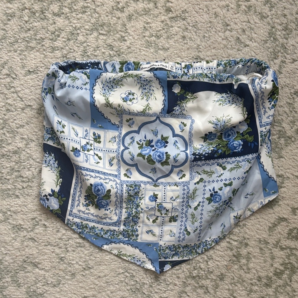 Abercrombie & Fitch Blue and White Floral Crop Top